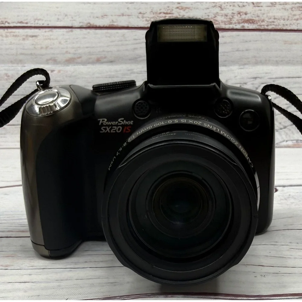 Canon PowerShot SX20 IS 12.1MP Digital Camera 20x Optical Zoom Black Bundle